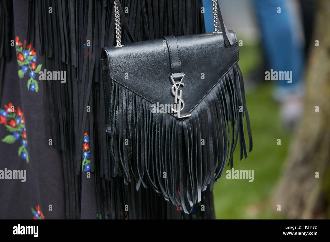 Donna con Yves Saint Laurent nero borsa in pelle prima di Giorgio Armani fashion show, la Settimana della Moda Milanese street style a settembre Foto Stock