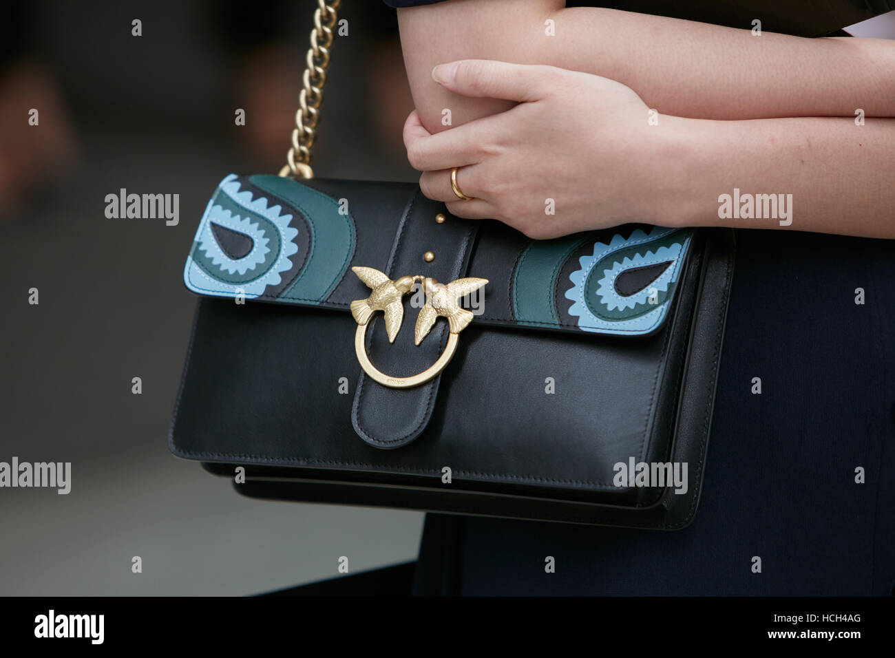 Donna con Pinko nero borsa in pelle prima di Giorgio Armani fashion show,  la Settimana della Moda Milanese street style il 23 settembre 2016 Foto  stock - Alamy