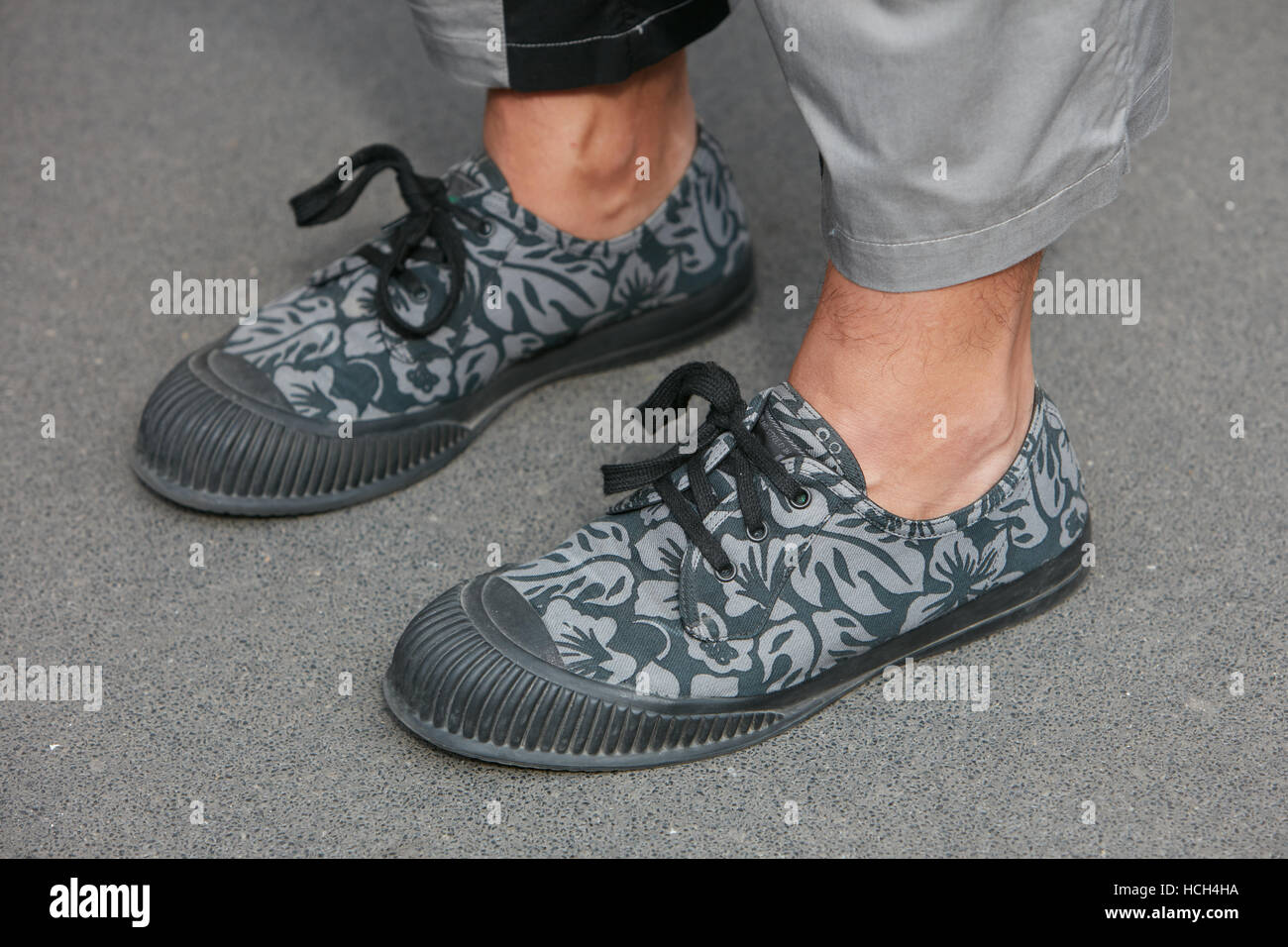 Uomo grigio con motivo floreale sneakers prima di Giamba fashion show, la Settimana della Moda Milanese street style il 23 settembre 2016 a Milano Foto Stock