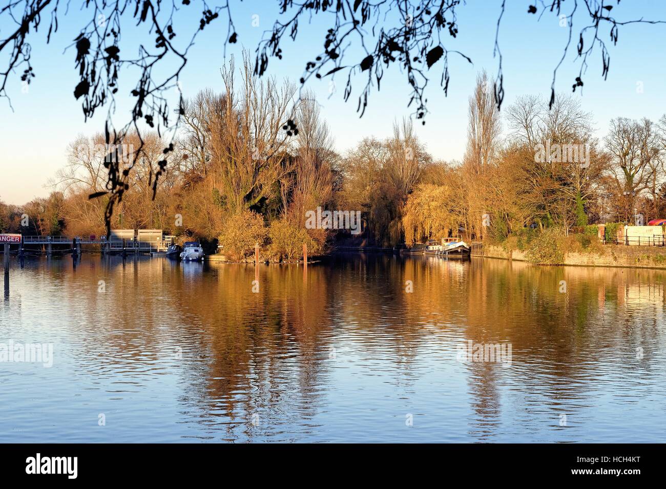 Il fiume il Tamigi a Windsor in un pomeriggio di inverni UK Foto Stock