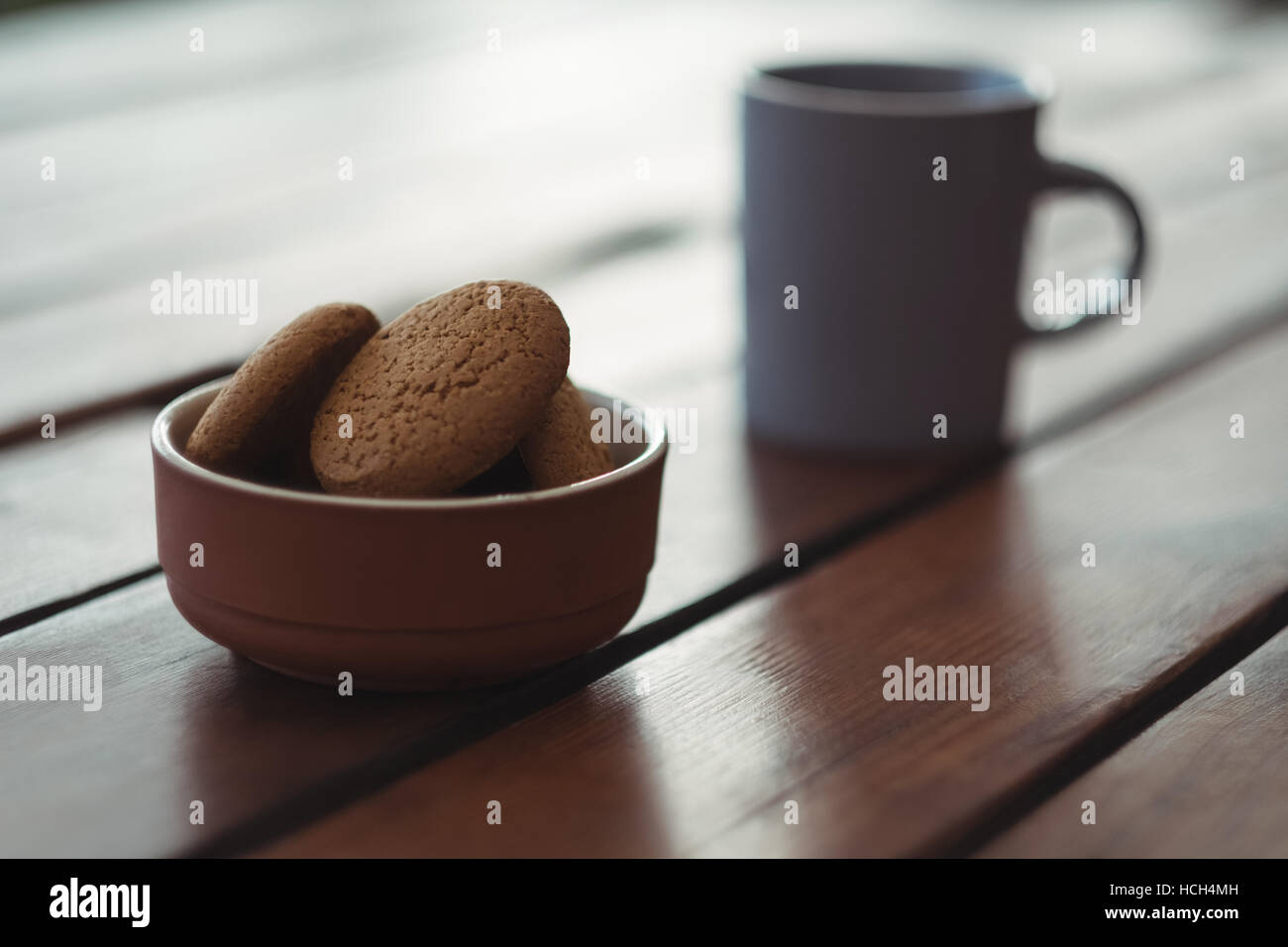 Biscotti nella ciotola con tazza di caffè Foto Stock