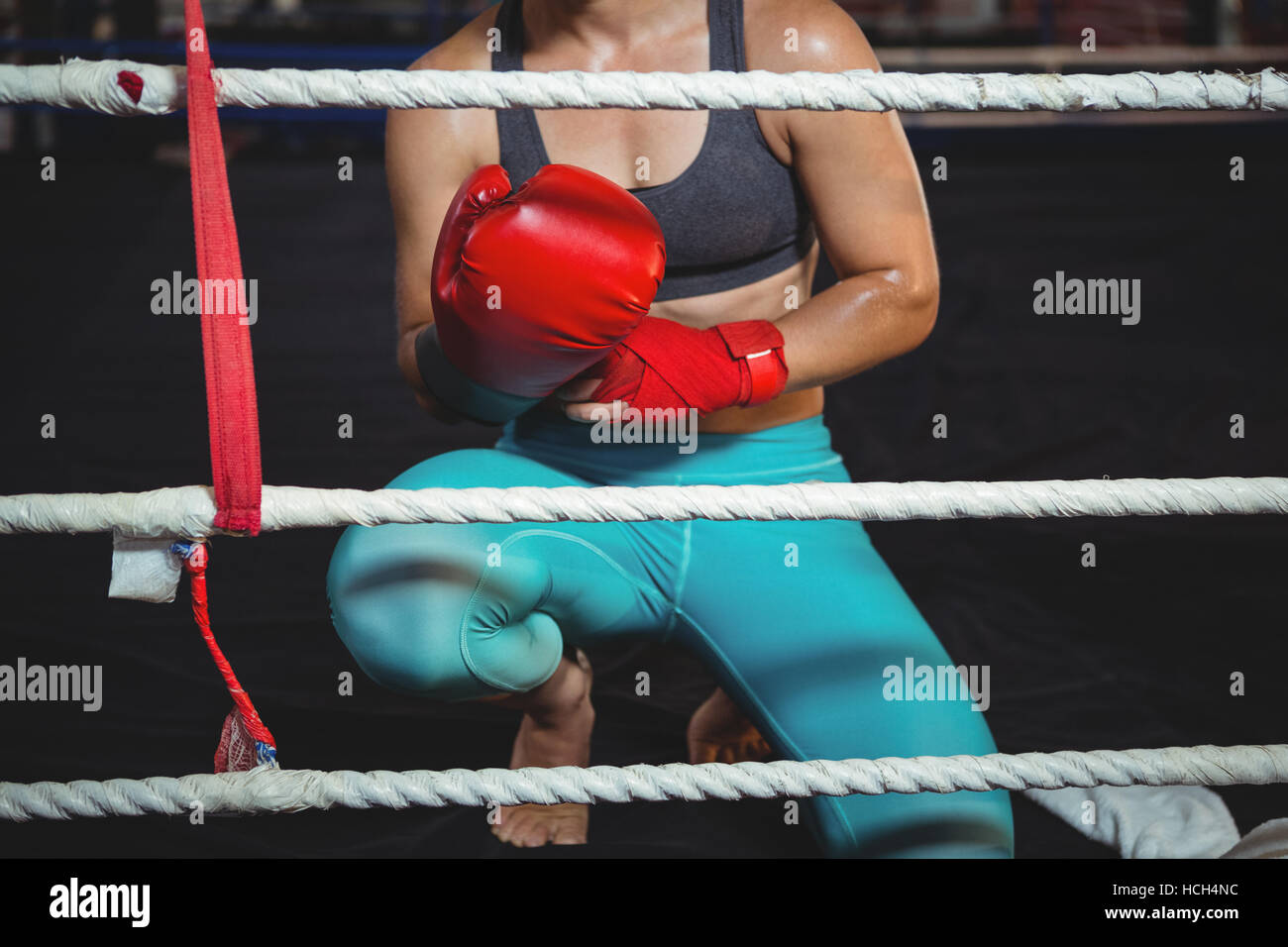 Boxer femmina indossa guantoni da pugilato Foto Stock