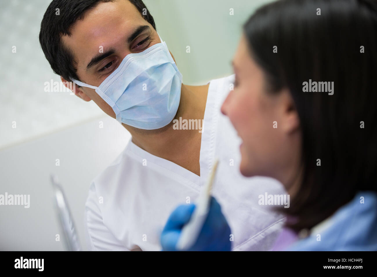 Dentista esame paziente femmina con il modello di denti sfumature Foto Stock