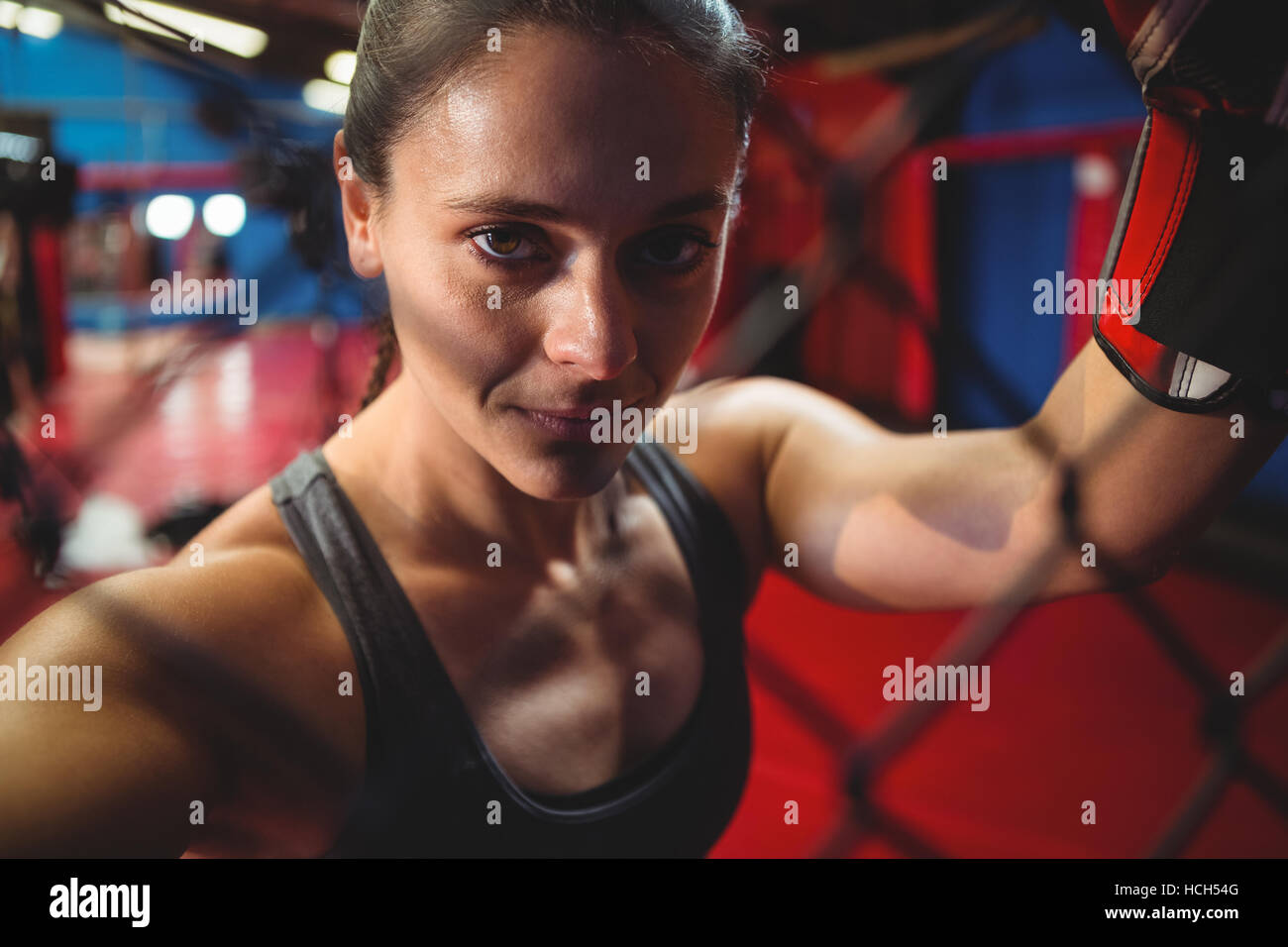 Boxer femmina in studio fitness Foto Stock