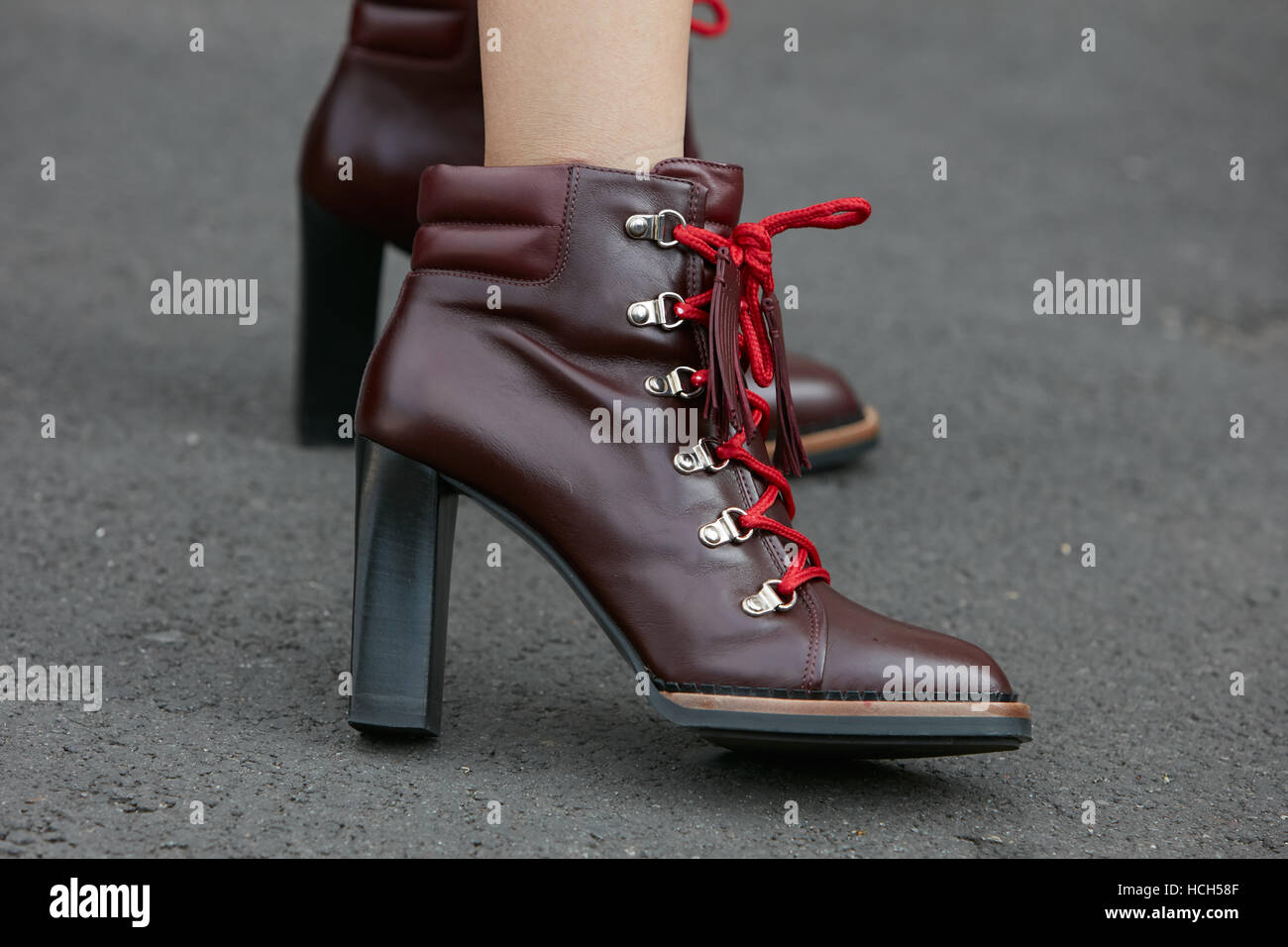 Donna con brown stivali in pelle con lacci delle scarpe rosso prima di moda Tod's show, la Settimana della Moda Milanese street style il 23 settembre. Foto Stock