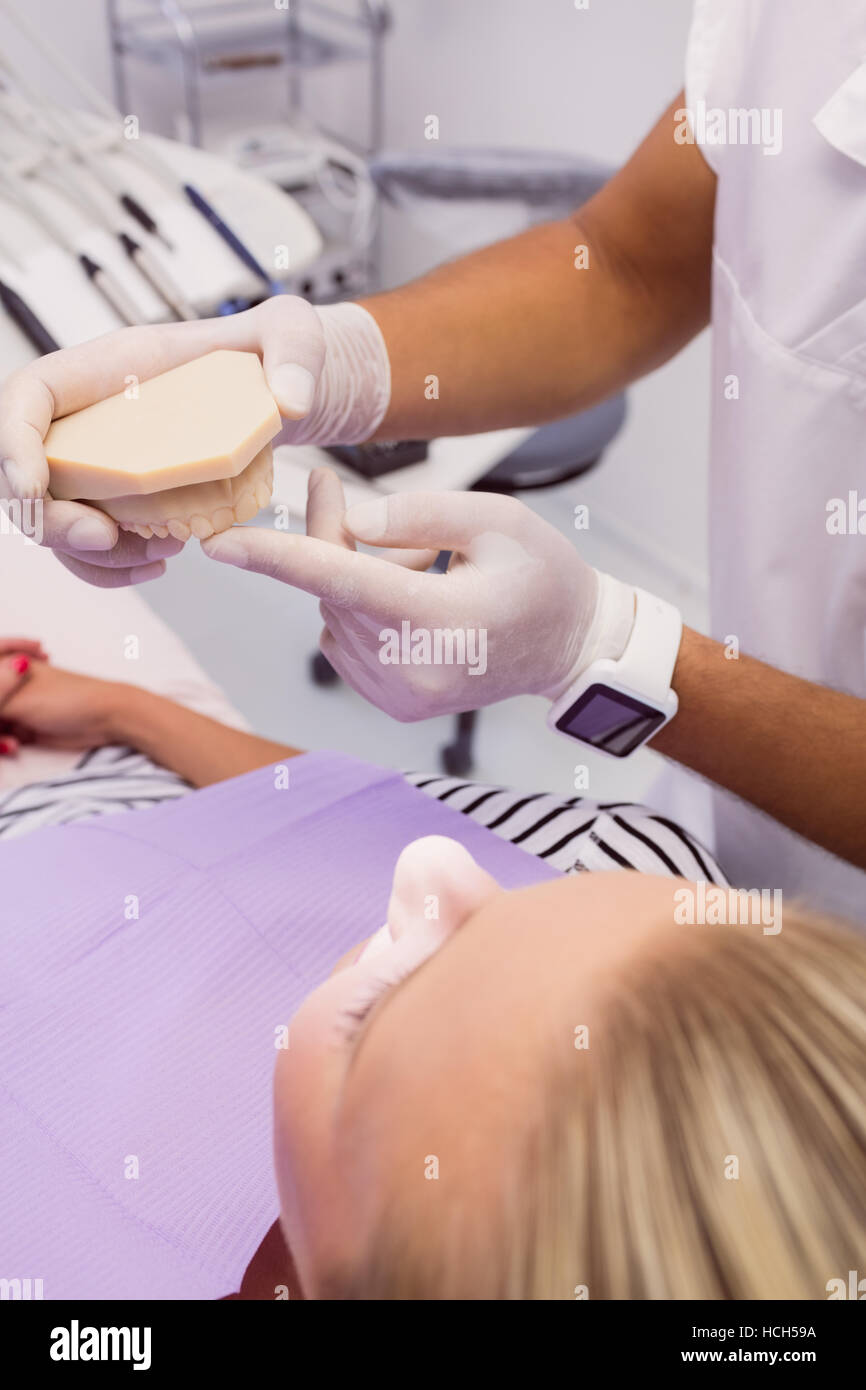 Dentista mostra di dentiera modello per il paziente Foto Stock