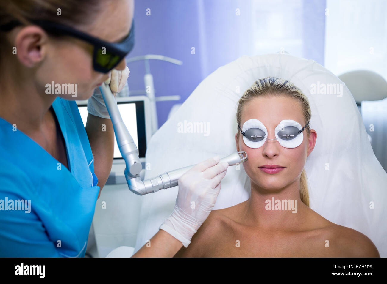 Paziente femmina di ottenere rf procedura di sollevamento Foto Stock