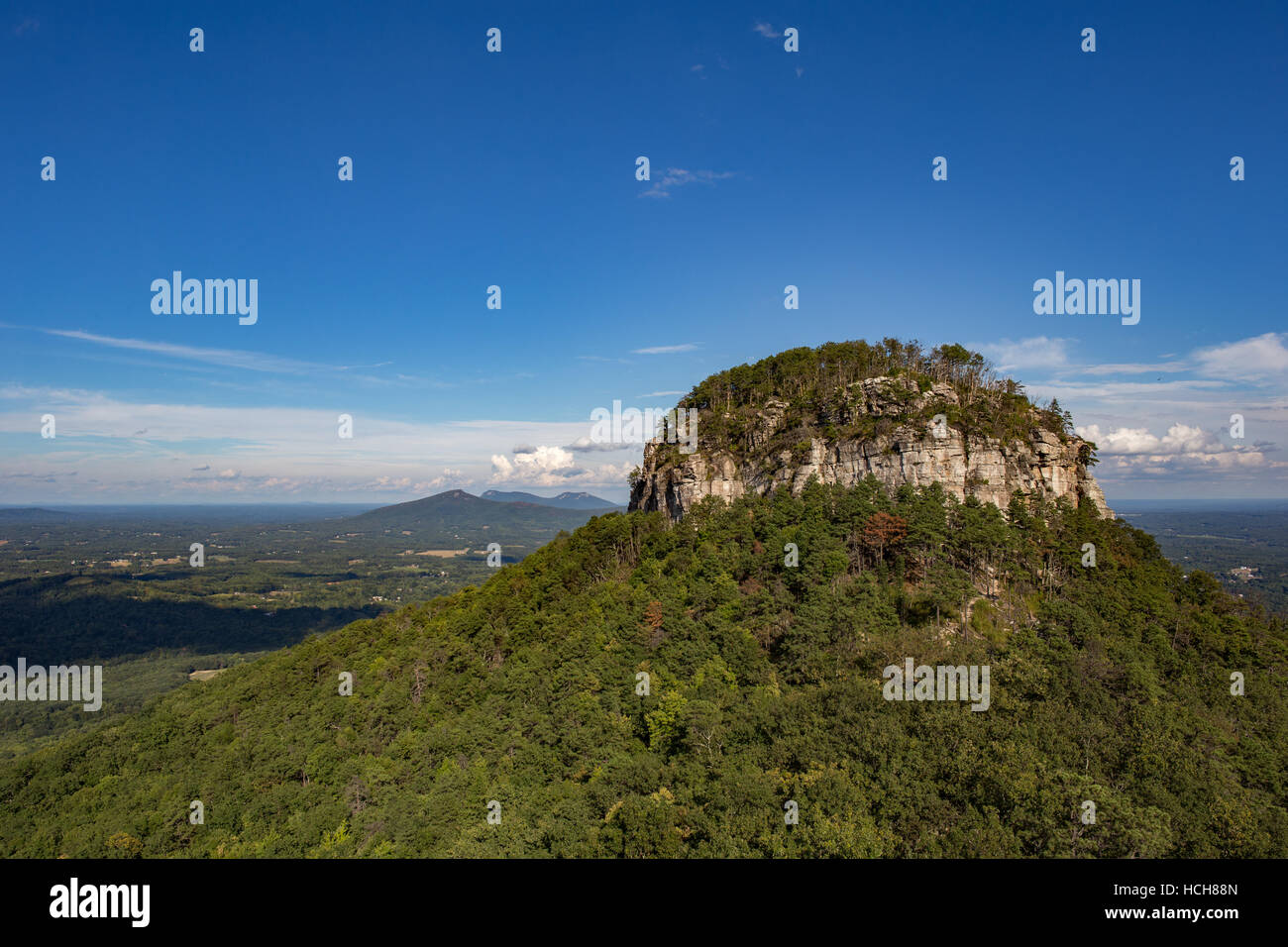 Big Pinnacle del pilota di montagna in North Carolina, USA con il blu del cielo e terra verde Foto Stock