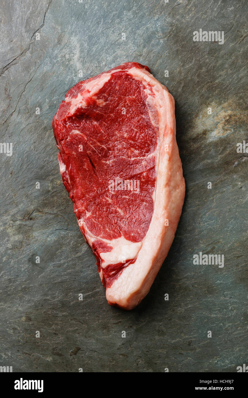 Materie carni fresche bistecca di controfiletto su pietra grigia sullo sfondo di ardesia Foto Stock