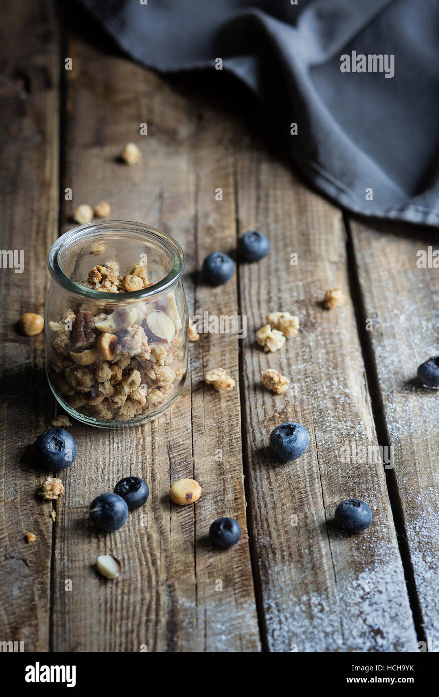 Muesli in un vasetto con mirtilli sul tavolo di legno Foto Stock Muesli in un vasetto con mirtilli sul tavolo di legno Foto Stock
