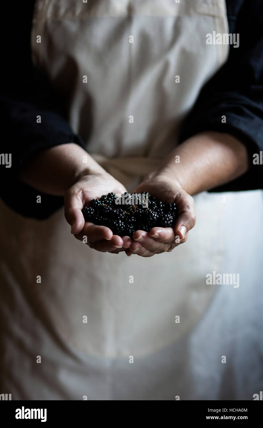 Donna di mani more Foto Stock