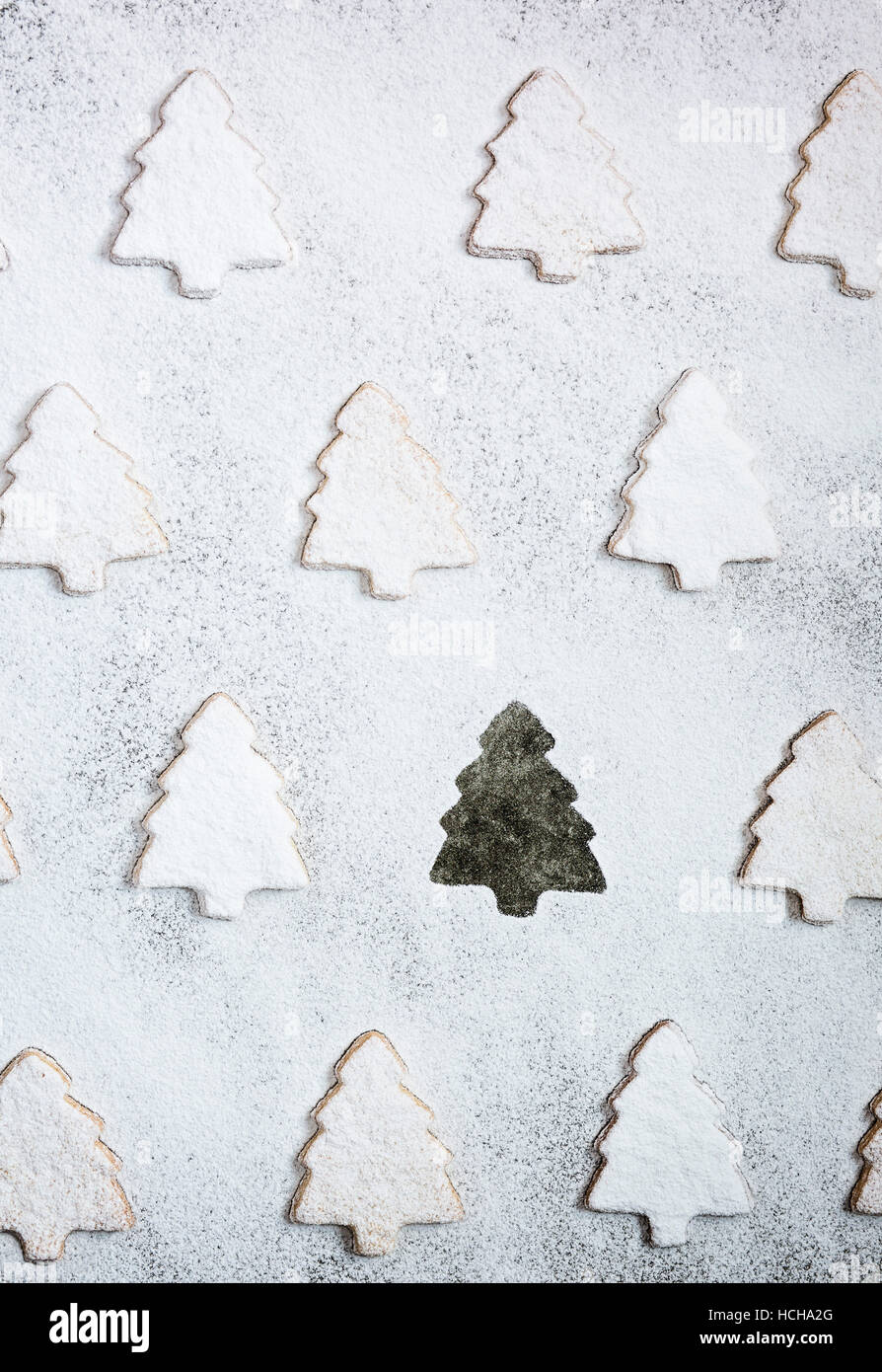 Albero di natale di biscotti a forma di zucchero a velo su sfondo bianco Foto Stock