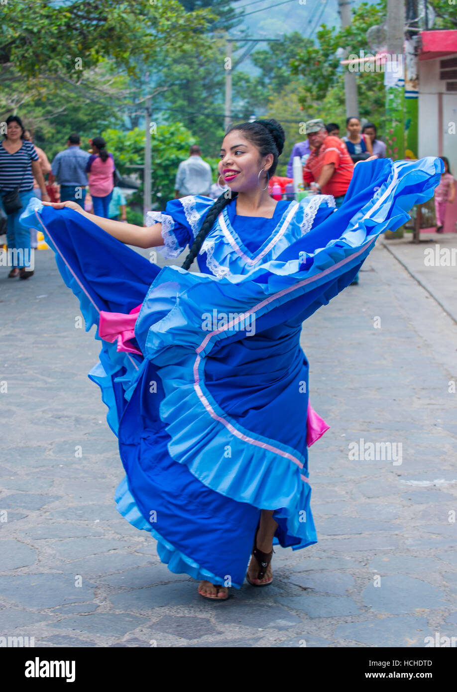 Ballerino salvadoregno eseguire durante il fiore & Palm Festival in Panchimalco, El Salvador Foto Stock