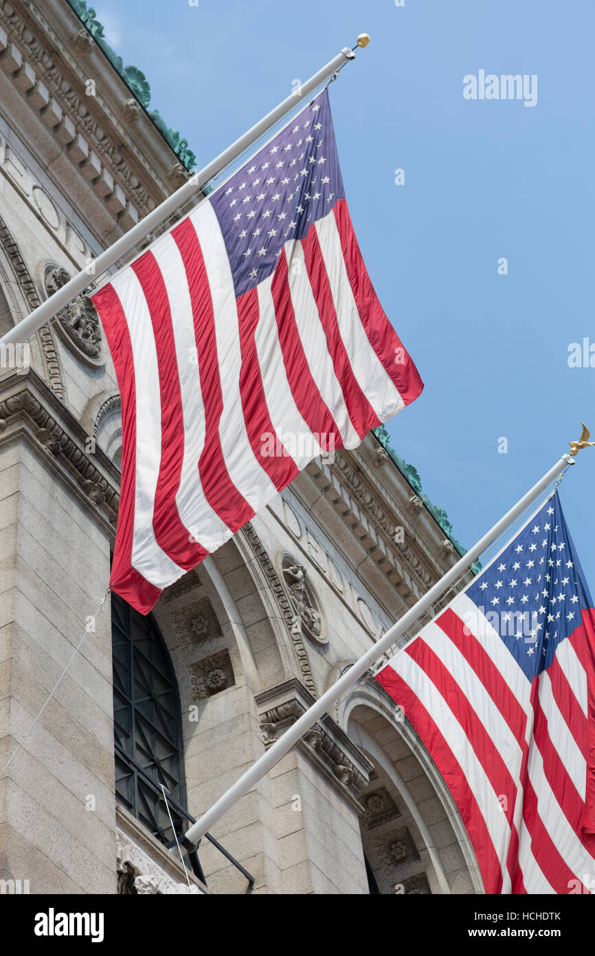 Stati Uniti d'America, Massachusetts, Boston, bandierine americane al di fuori Boston Public Library. Foto Stock