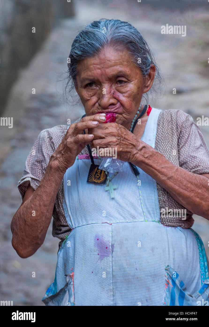 Ritratto di una vecchia donna di Salvadoran durante il fiore & Palm Festival in Panchimalco, El Salvador Foto Stock