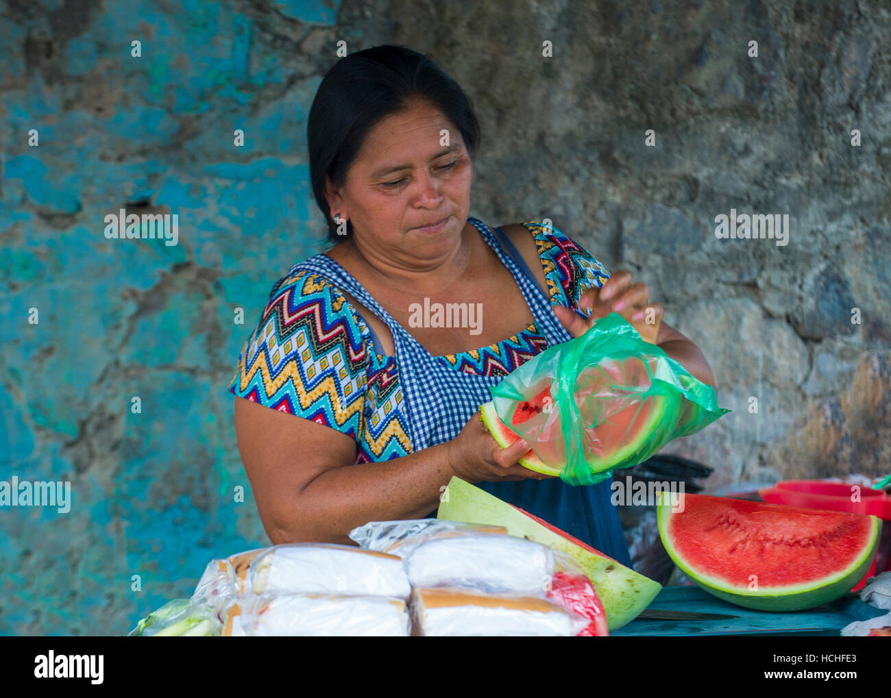 Una donna di Salvadoran vende frutta durante il fiore & Palm Festival in Panchimalco, El Salvador Foto Stock