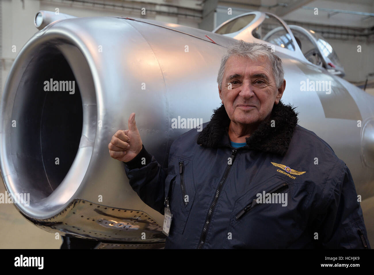 Praga, Repubblica Ceca. 08 Dic, 2016. Ceco cosmonauta e ingegnere Oldrich Pelcak, che è stato scelto come backup di Vladimir Remek per Soyuz 28 missione nel 1976, pone da MiG-15bis SB aereo da combattimento, così come è stato presentato nel Museo di Storia Militare a Kbely airfield e trasporti Air Force Base, Praga, Repubblica Ceca, giovedì 8 dicembre 2016. Credito: Katerina Sulova/CTK foto/Alamy Live News Foto Stock