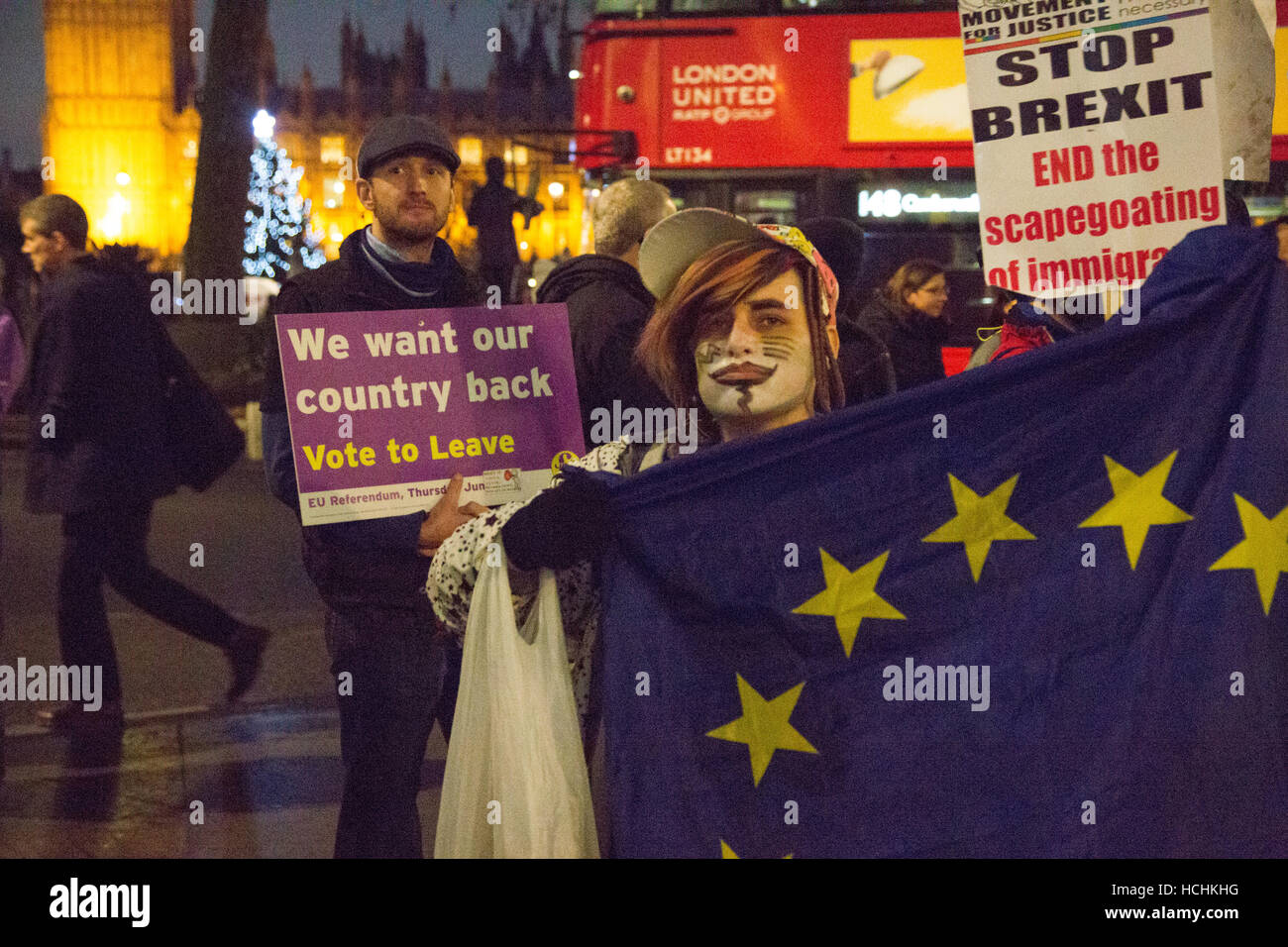Londra, Regno Unito. L'8 dicembre, 2016. Un Brexit anti e pro Brexit manifestanti al di fuori della Corte suprema di Londra dopo la giornata finale di una quattro giorni di audizione. Credito: Thabo Jaiyesimi/Alamy Live News Foto Stock