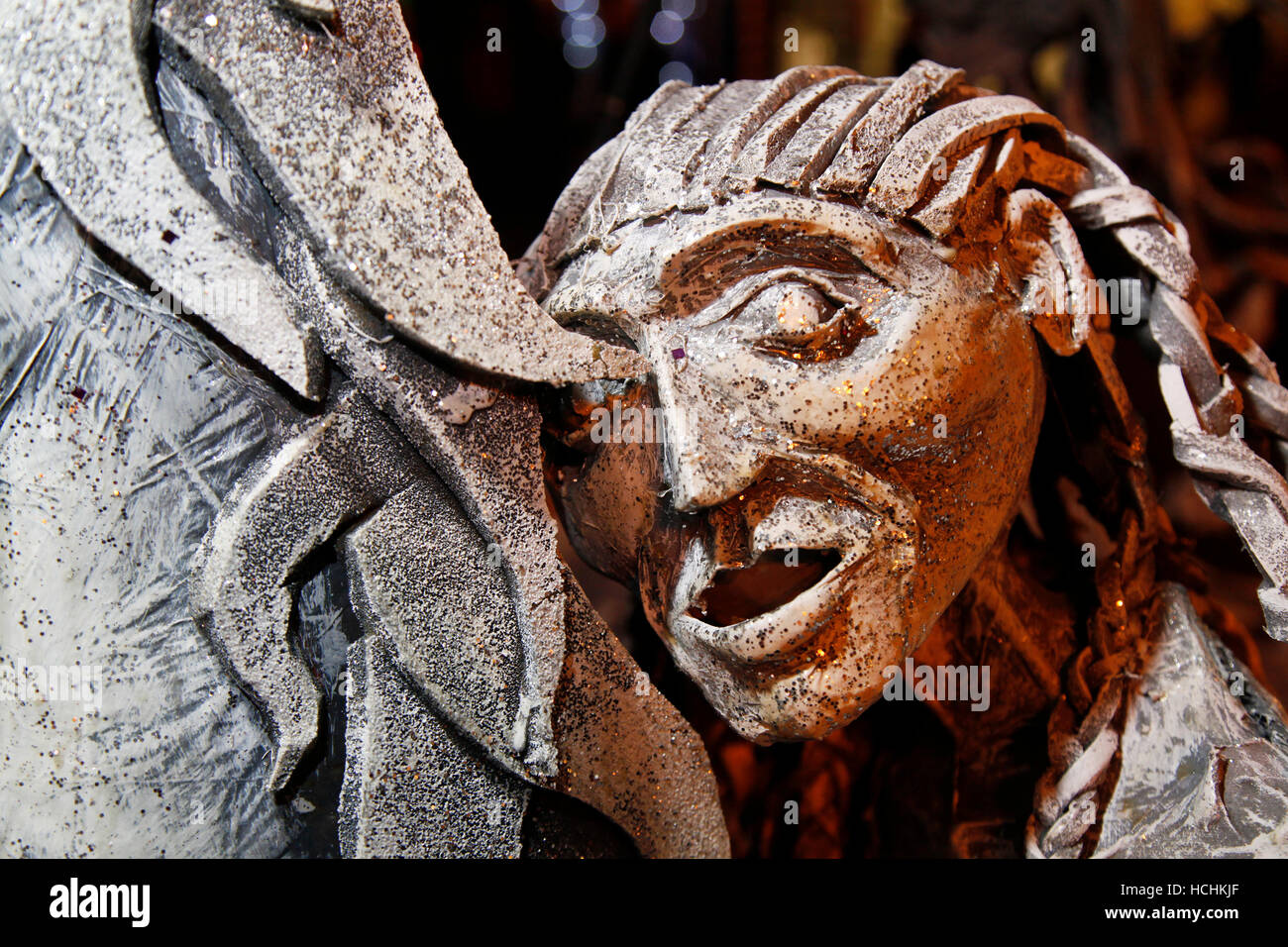 Chester, Regno Unito. 8 dicembre, 2016. Mid-Winter Watch Parade, Chester è del XV secolo la tradizione di "Impostazione dell'orologio". Karamba Samba un 'fantasma band" ha portato una divertente parata di scheletri, angeli e demoni come hanno celebrato il solstizio d'inverno. Questo evento con ballerini, incendio respirazione e combattimenti con la spada, risale al Quattrocento, dove la città leader dovrebbe consegnare le chiavi di Chester alla City Watch - primi forza di polizia. Credito: Cernan Elias/Alamy Live News Foto Stock