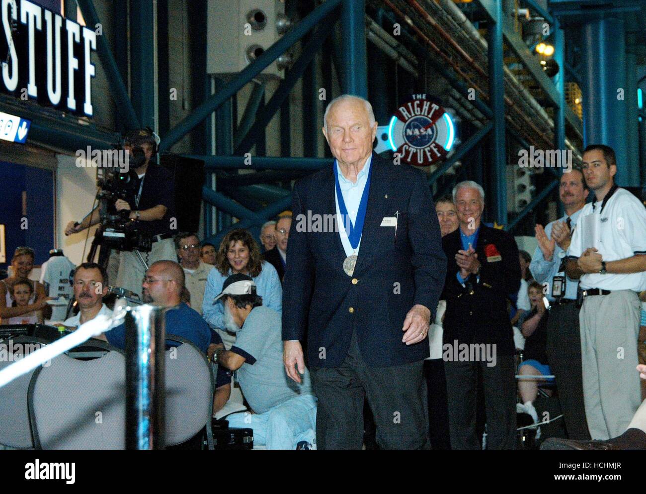 Prima della cerimonia di induzione di cinque programmi spaziali eroi di entrare negli Stati Uniti Astronaut Hall of Fame presso il Kennedy Space Center in Florida il 1 maggio, 2004, ex astronauta John Glenn Jr è accolto con applausi come egli è introdotto come un precedente inductee. Uno di America's originale Mercury sette astronauti, nel 1962 divenne il primo americano in orbita attorno alla terra. Ventisei anni più tardi, all'età 77, ha trascorso nove giorni nello spazio a bordo della navetta spaziale Discovery. La cerimonia si è svolta presso l'Apollo/Saturn V Center a KSC. Credito: la NASA via CNP /MediaPunch Foto Stock