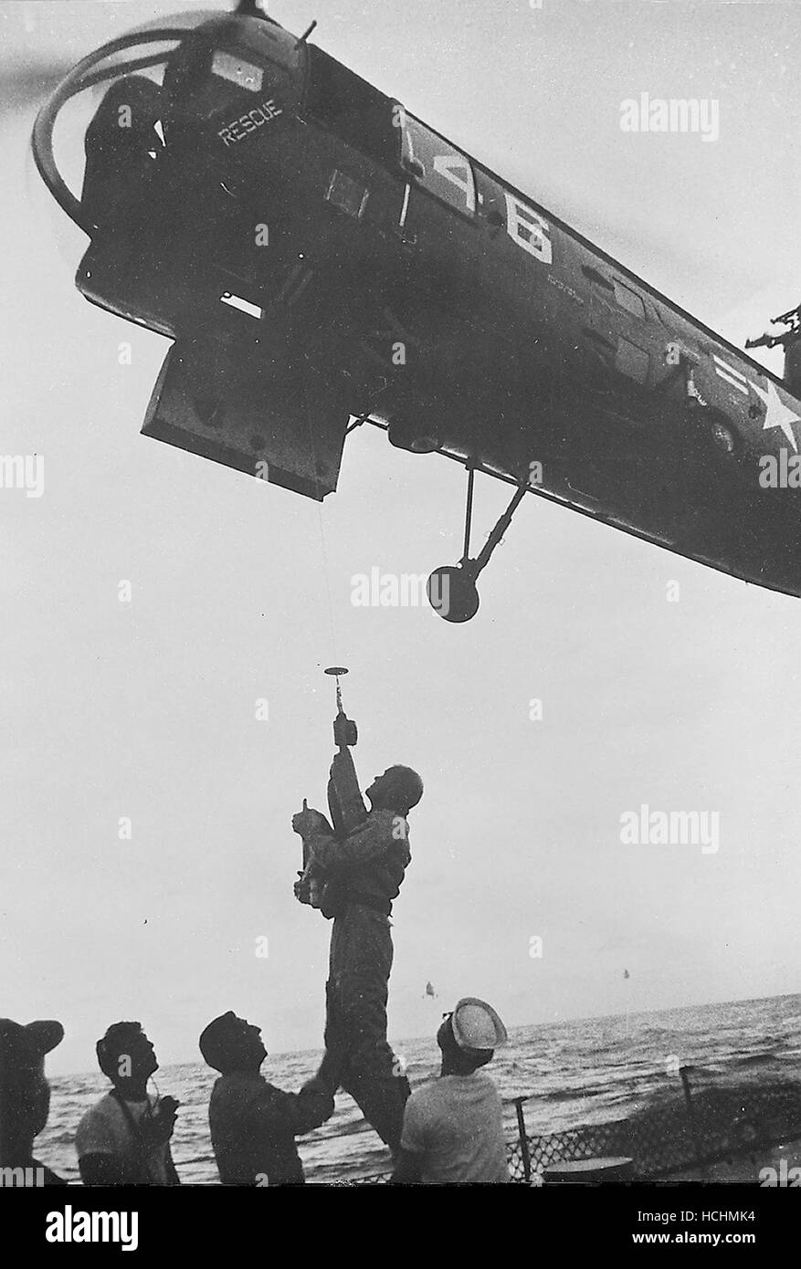 Astronauta John H. Glenn, Jr., viene sollevato in elicottero di recupero a bordo della USS Noa per il trasferimento alla USS Randolph (CV-15) il 20 febbraio 1962. Glenn amicizia 7 veicolo spaziale di mercurio sbarcati in una zona in Atlantico a circa 800 miglia a sud est di Cape Canaveral in prossimità di Grand Turk Island. Egli è atterrato a 41 miglia ad ovest e 19 miglia a nord del previsto atterraggio bersaglio. Glenn e il suo veicolo spaziale sono stati recuperati dal cacciatorpediniere USS Noa. Noa aveva la navicella spaziale a bordo di 21 minuti dopo l'atterraggio e Glenn è rimasto nella navicella durante l'operazione di recupero.Credit: la NASA tramite CN Foto Stock