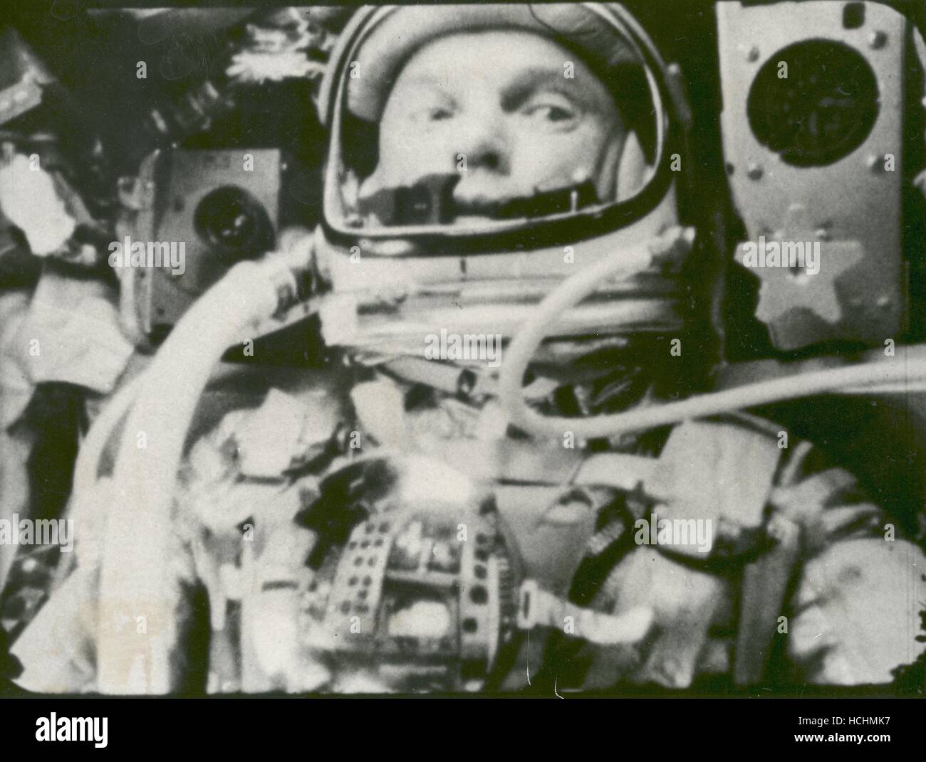 Astronauta John Glenn fotografato nello spazio il 20 febbraio 1962 in una sequenza automatica di immagini in movimento della fotocamera durante il suo volo su " Amicizia 7.' Glenn era in uno stato di assenza di peso che viaggia a 17.500 mph come queste foto sono state scattate.Credit: la NASA via CNP /MediaPunch Foto Stock