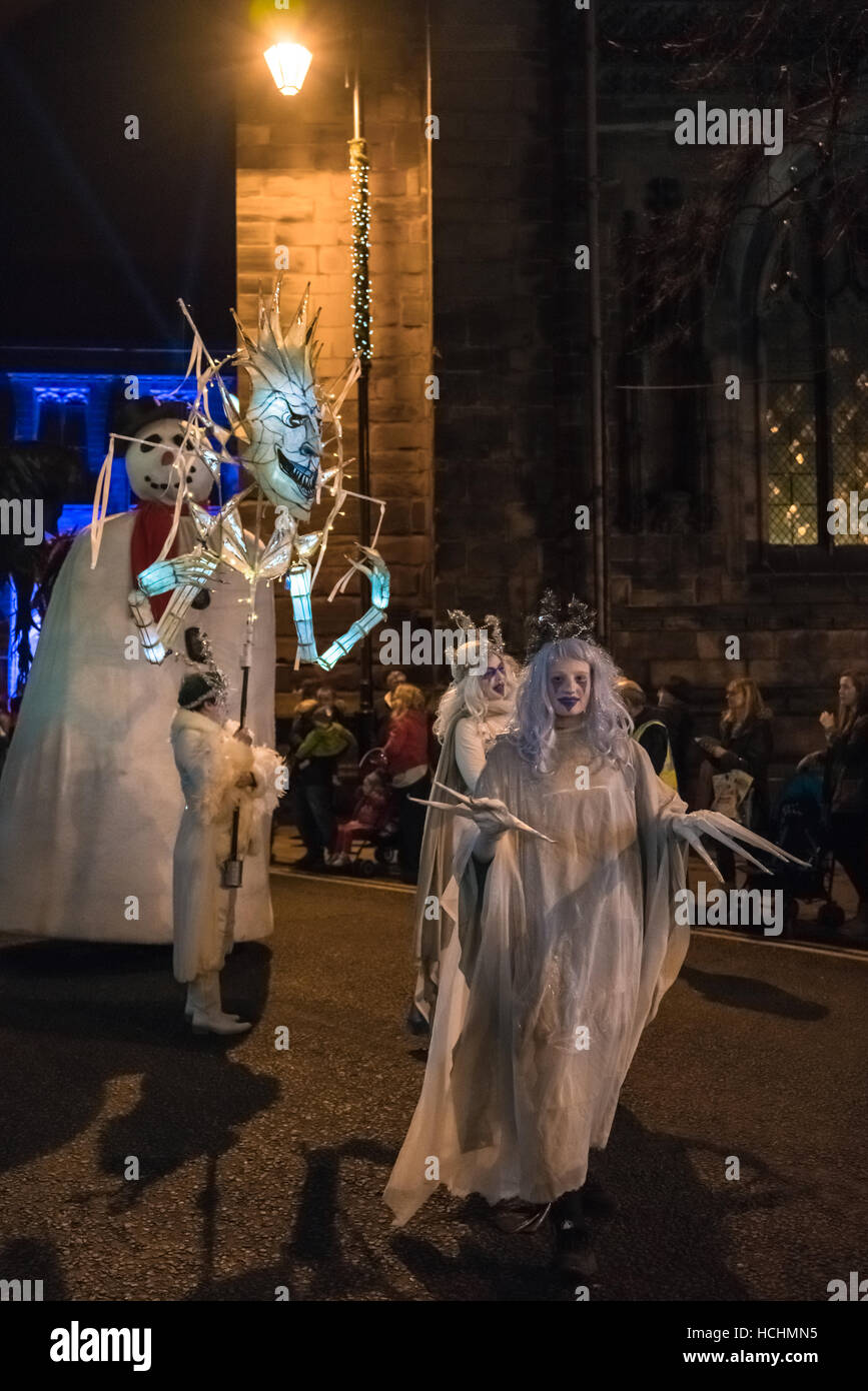 Chester, Inghilterra. 8 dicembre 2016. Neve e ghiaccio creature in Chester parata natalizia. Il corteo è una ricreazione di Chester per l'inverno guarda il corteo che si è tenuto in occasione del Natale nel 1400. Credito: Fotan/Alamy Live News Foto Stock