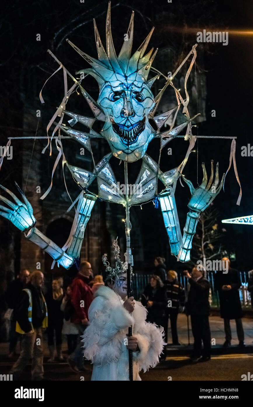 Chester, Inghilterra. 8 dicembre 2016. Jack Frost in Chester parata natalizia. Il corteo è una ricreazione di Chester per l'inverno guarda il corteo che si è tenuto in occasione del Natale nel 1400. Credito: Fotan/Alamy Live News Foto Stock