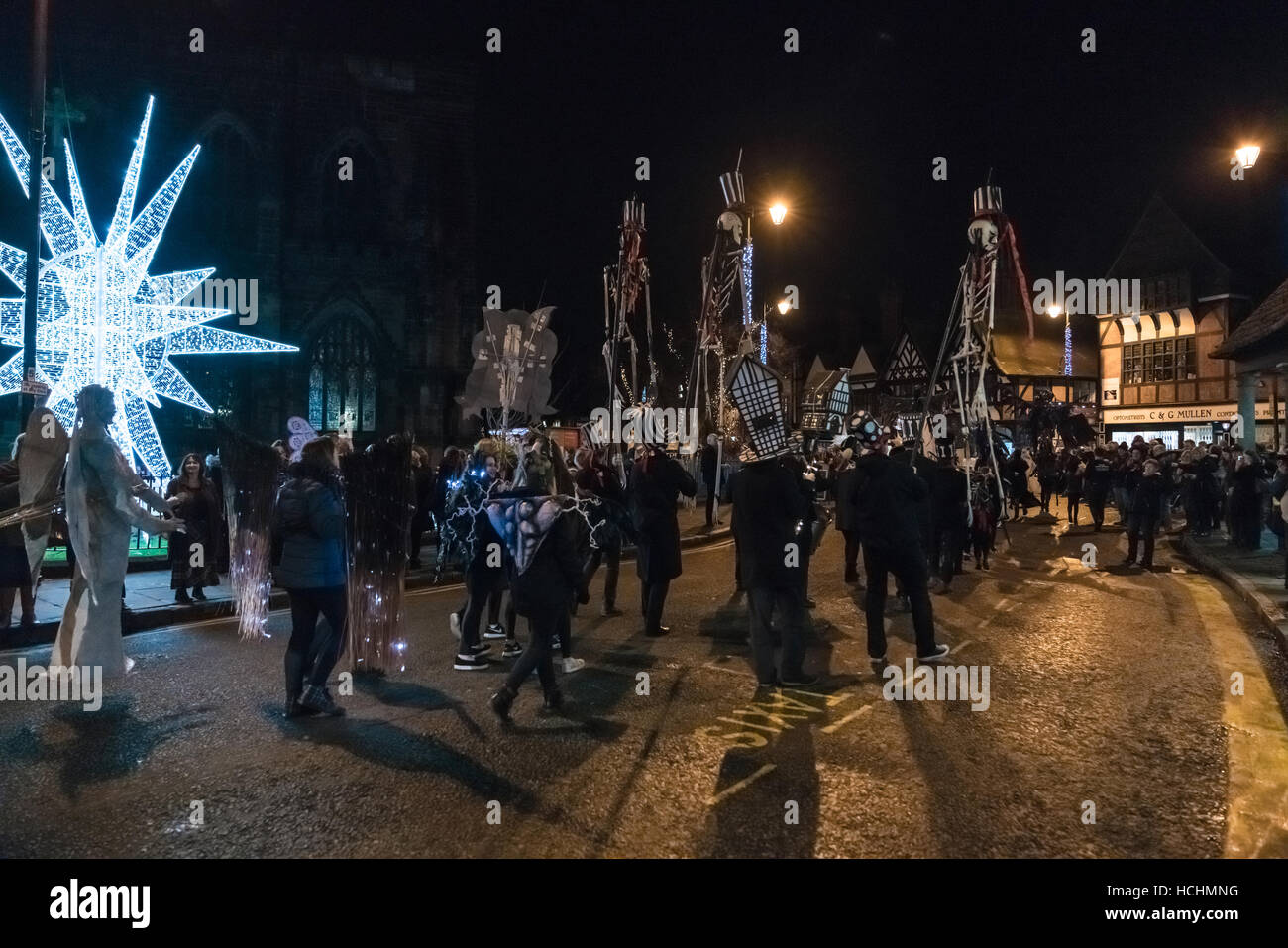 Chester, Inghilterra. 8 dicembre 2016. Chester parata natalizia viaggia verso St Werburgh Street. Il corteo è una ricreazione di Chester per l'inverno guarda il corteo che si è tenuto in occasione del Natale nel 1400. Credito: Fotan/Alamy Live News Foto Stock