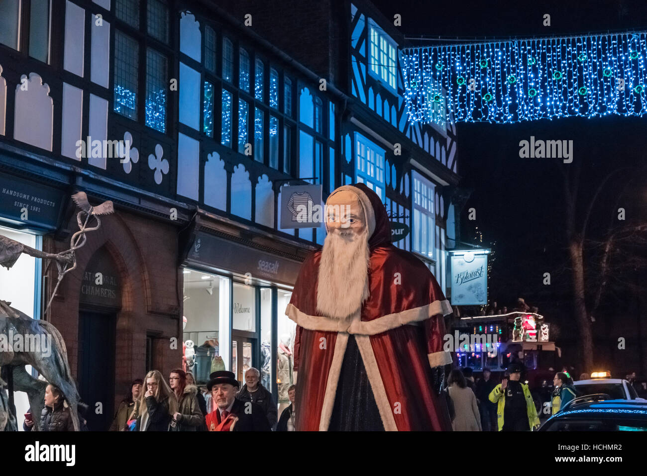 Chester, Inghilterra. 8 dicembre 2016. Babbo Natale viaggia verso St Werburgh Street in Chester parata natalizia. Il corteo è una ricreazione di Chester per l'inverno guarda il corteo che si è tenuto in occasione del Natale nel 1400. Credito: Fotan/Alamy Live News Foto Stock