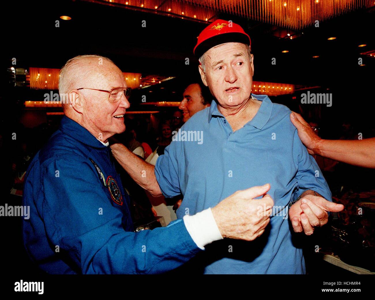 STS-95 Payload Specialist John H. Glenn Jr. (sinistra) saluta la leggenda del baseball Ted Williams in occasione di un ricevimento al Double Tree Hotel Fronte Oceano a seguito di una sfilata in giù la strada statale A1A nella vicina spiaggia di cacao su dicembre 11, 1998. Gli organizzatori della parata incluse le Cocoa Beach Area Camera di Commercio, il Brevard County Tourist Development Council e le città di Cape Canaveral e Cocoa Beach. Il corteo è reminiscenza di quelli detenuti dopo le missioni durante il programma di mercurio.Credit: la NASA via CNP /MediaPunch Foto Stock