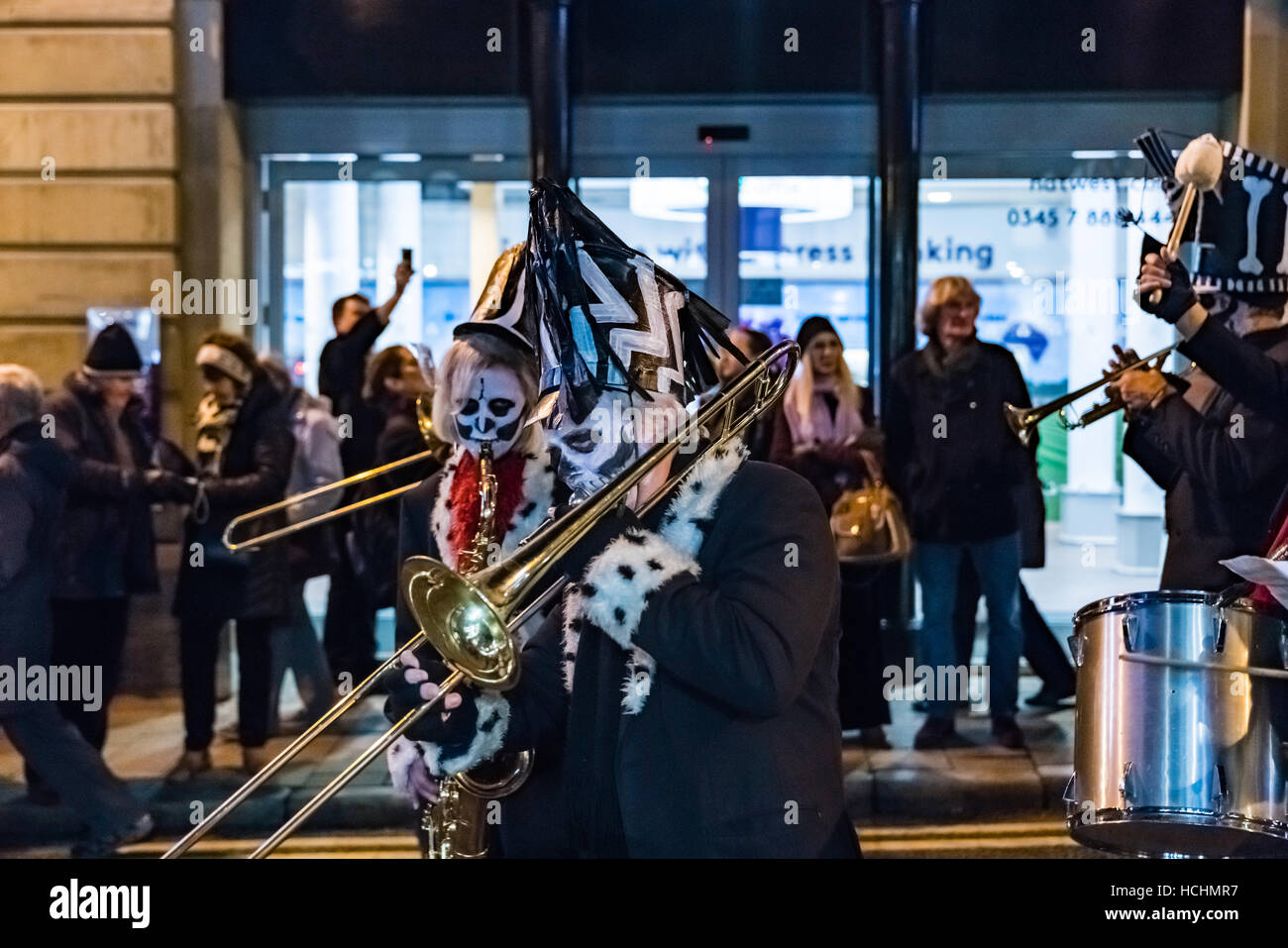 Chester, Inghilterra. 8 dicembre 2016. Lo scheletro Jazz Band in Chester parata natalizia. Il corteo è una ricreazione di Chester per l'inverno guarda il corteo che si è tenuto in occasione del Natale nel 1400. Credito: Fotan/Alamy Live News Foto Stock