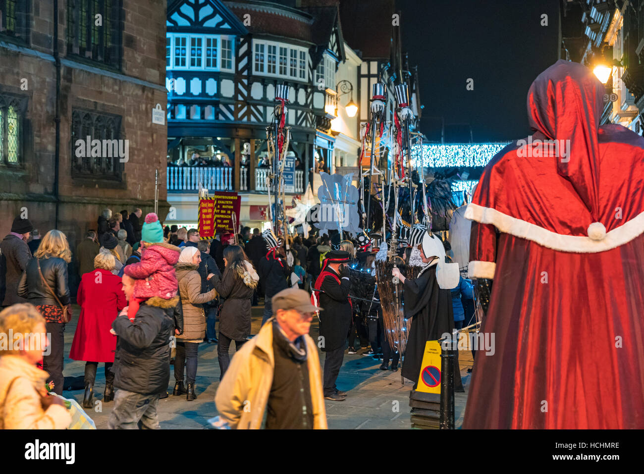 Chester, Inghilterra. 8 dicembre 2016. La protesta cristiana come Chester parata natalizia raggiunge la città croce. Il corteo è una ricreazione di Chester per l'inverno guarda il corteo che si è tenuto in occasione del Natale nel 1400. Credito: Fotan/Alamy Live News Foto Stock