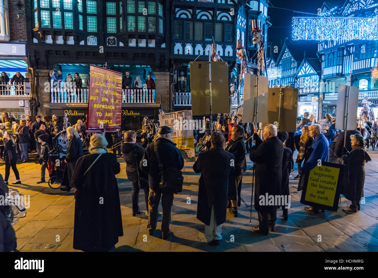 Chester, Inghilterra. 8 dicembre 2016. La protesta cristiana come Chester parata natalizia raggiunge la città croce. Il corteo è una ricreazione di Chester per l'inverno guarda il corteo che si è tenuto in occasione del Natale nel 1400. Credito: Fotan/Alamy Live News Foto Stock