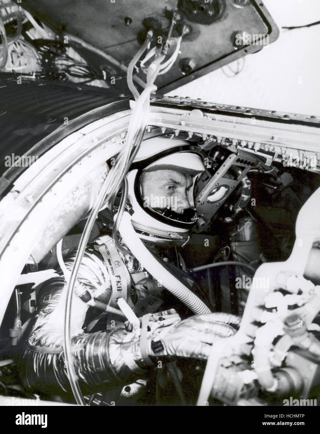 Astronauta John H. Glenn, Jr., subisce una simulazione di volo orbitale come parte della sua formazione per il progetto di mercurio nei veicoli spaziali con equipaggio Centro procedura del trainer alla Langley Air Force Base in Virginia il 29 novembre 1961.Credit: la NASA via CNP /MediaPunch Foto Stock