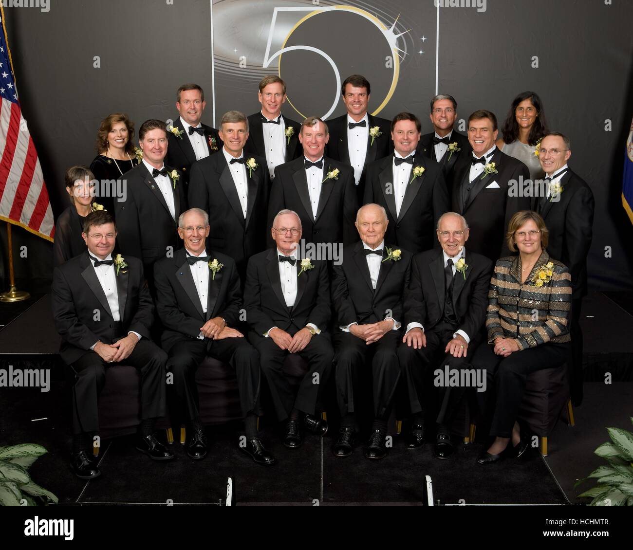 Cleveland, OH - Agosto 29, 2008 -- Un all-star la raccolta del leggendario astronauti americani è apparso in Cleveland Ohio il 29 agosto 2008 per celebrare la Nazionale Aeronautica e Spaziale della NASA (Amministrazione) cinquantesimo anniversario. John Glenn, il primo americano in orbita della Terra, Neil Armstrong, la prima persona a camminare sulla luna, Jim Lovell, veterano di due missioni Apollo e Kathryn Sullivan, la prima donna a camminare nello spazio uniti 15 altri astronauti da Ohio.Da sinistra a destra in prima fila sono Kenneth Cameron, Robert Springer, Neil Armstrong, John Glenn, James Lovell e Kathryn Sullivan Foto Stock