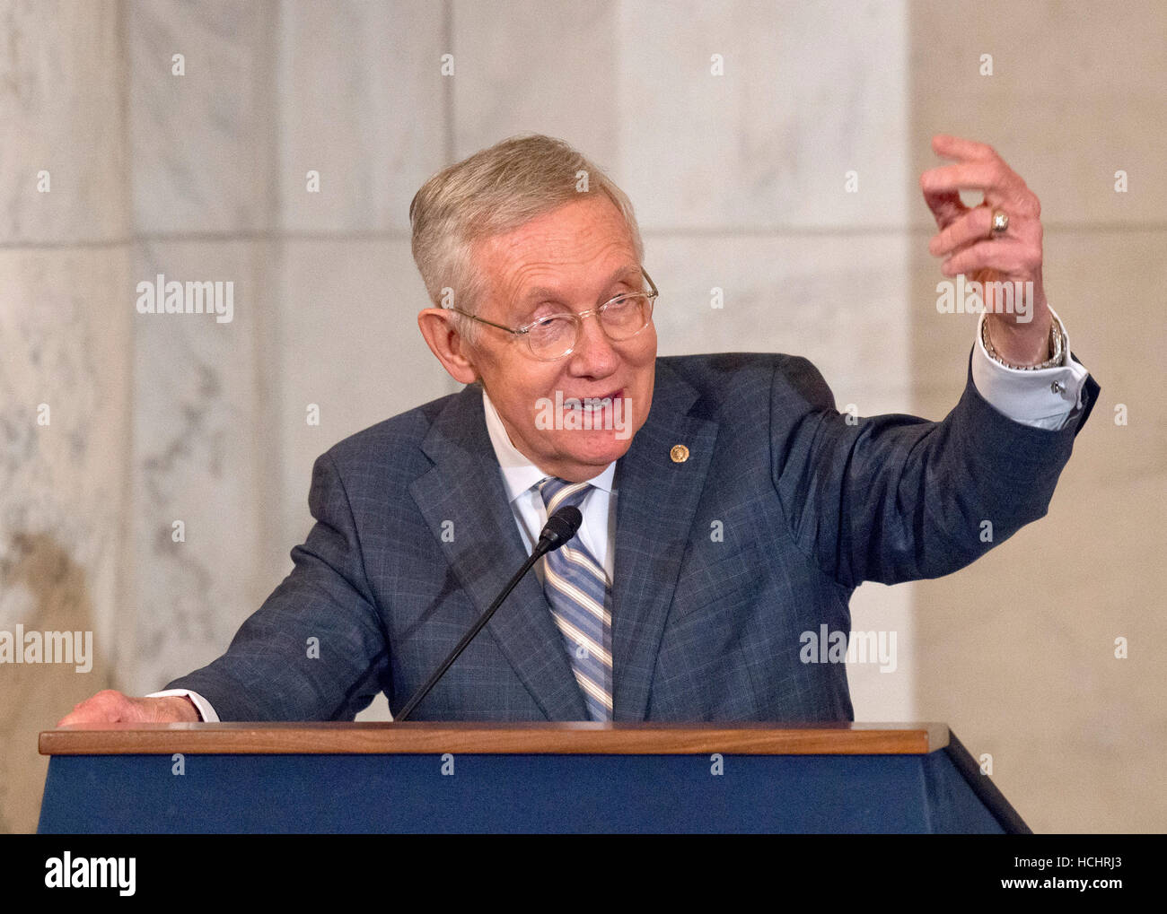 Washington, USA. 08 Dic, 2016. Senato degli Stati Uniti di leader della minoranza Harry Reid (Democratico del Nevada) rende il commento alla cerimonia dove il suo ritratto ufficiale è di essere svelato in Caucus Kennedy camera sul Campidoglio di Washington, DC il giovedì, 8 dicembre 2016. Credito: Ron Sachs/consolidato/dpa - nessun filo SERVICE - foto: Ron Sachs/consolidato Notizie Foto/Ron Sachs - CNP/dpa/Alamy Live News Foto Stock