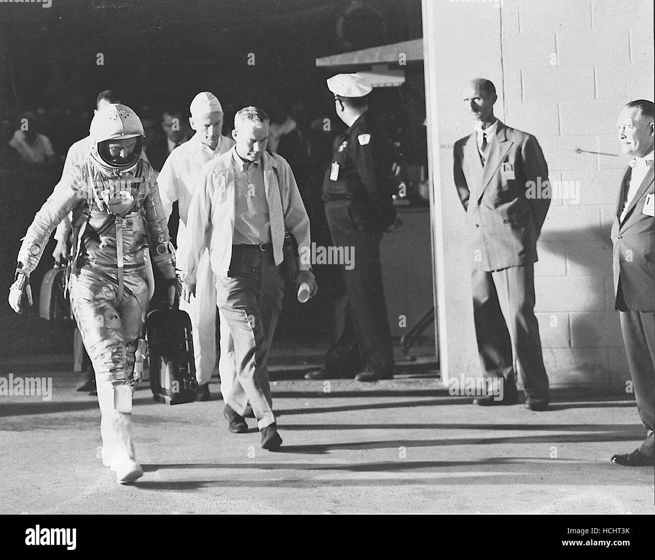 Vista della astronauta John H. Glenn Jr., il dottor William Douglas, astronauti Chirurgo di volo e specialista di apparecchiature Joe Schmitt lasciando le operazioni e acquista edificio a Cape Canaveral, in Florida prima di Mercury-Atlas 6 (MA-6) Missione il 20 febbraio 1962. Glenn è nella sua tuta di pressione e sta portando il portatile unità di ventilazione.Credit: la NASA via CNP - nessun filo SERVICE - Foto: La NASA/consolidato Notizie Foto/NASA via CNP Foto Stock