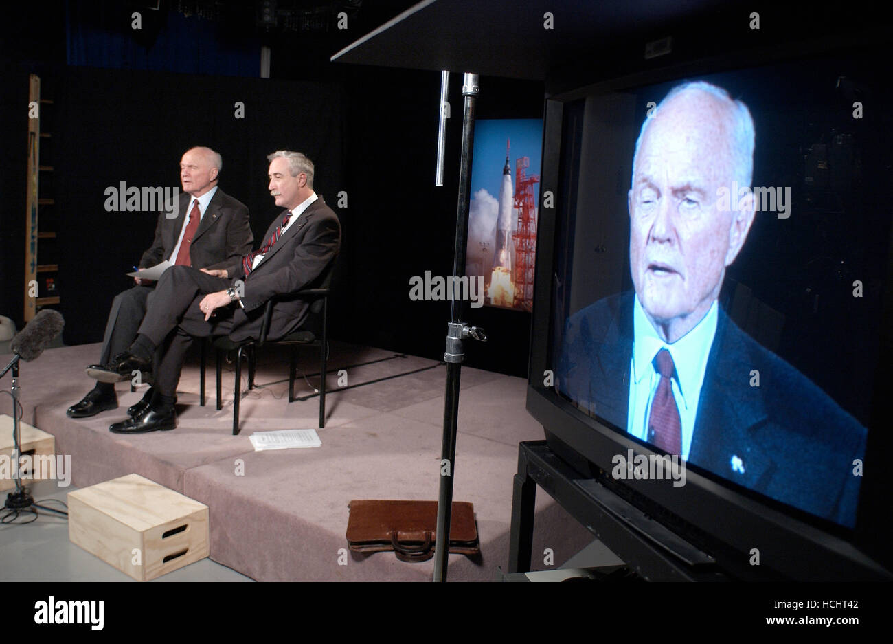 Ex Stati Uniti il senatore John H. Glenn, Jr. (Democratico di Ohio), sinistra, colloqui da satellite per l'equipaggio a bordo della Stazione Spaziale Internazionale, 20 febbraio 2002 presso il quartier generale della NASA a Washington, DC. Glenn fermato dalla NASA per commemorare il quarantesimo anniversario del suo storico progetto mercurio volo orbitale. Il 20 febbraio 1962, Glenn divenne il primo americano in orbita attorno alla Terra, lanciarsi in tutto il mondo per tre volte in un volo che è durato quasi cinque ore. A destra è amministratore della NASA Sean O'Keefe.Mandatory Credit: Bill Ingalls/NASA via CNP - nessun filo SERVICE - foto: Bill Ingalls/Con Foto Stock