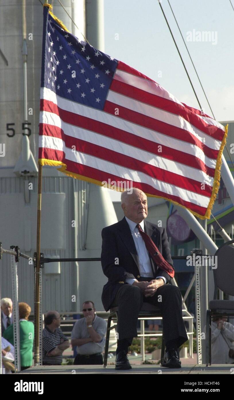 Pioniere Spaziale John Glenn Jr è catturato in un momento di riflessione sotto lo sventolio di bandiera degli Stati Uniti durante la cerimonia di apertura per il quarantesimo anniversario del volo spaziale americano il 24 febbraio 2002. Il sito è il razzo nel giardino KSC Visitor Complex di Cape Canaveral, in Florida.Credit: la NASA via CNP - nessun filo SERVICE - Foto: La NASA/consolidato Notizie Foto/NASA via CNP Foto Stock