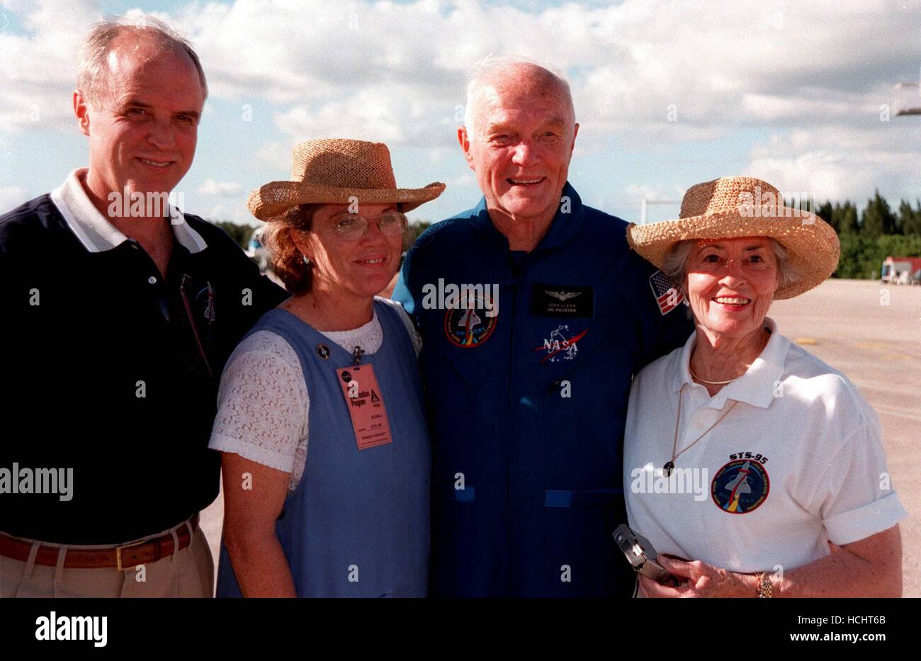 STS-95 Payload Specialist John H. Glenn Jr. (secondo da destra), U.S. Il senatore da Ohio, pone (da sinistra a destra) con il suo figlio, David, figlia, Lyn, e (estrema destra) sua moglie Annie, dopo l'atterraggio al Kennedy Space Center navetta dell impianto di atterraggio a bordo di un T-38 jet in ottobre 26, 1998. Glenn e altri membri dell'equipaggio sono volato in KSC a fare preparativi finali per il lancio di..Credit: la NASA via CNP - nessun filo SERVICE - Foto: La NASA/consolidato Notizie Foto/NASA via CNP Foto Stock