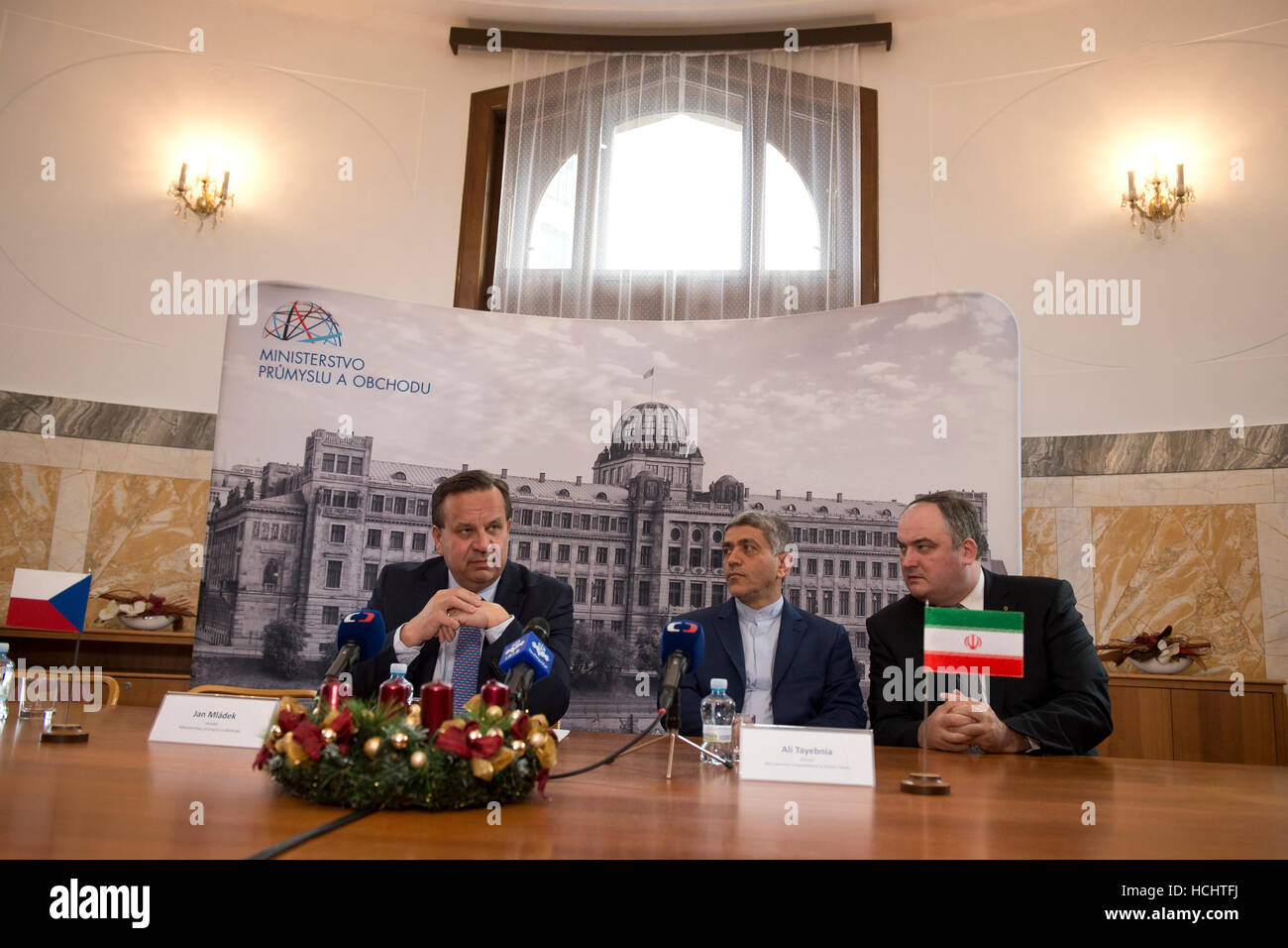 Praga, Repubblica Ceca. Il 9 dicembre, 2016. Industria ceca e il ministro del Commercio Jan Mladek, sinistra, e l'Iran il Ministro dell Economia e delle finanze Ali Tayebnia, centro, partecipare al primo incontro di Czech-Iran commissione congiunta sulla cooperazione economica in Praga Repubblica Ceca, venerdì 9 dicembre, 2016. Foto di destra vi è un traduttore. © Michal Kamaryt/CTK foto/Alamy Live News Foto Stock