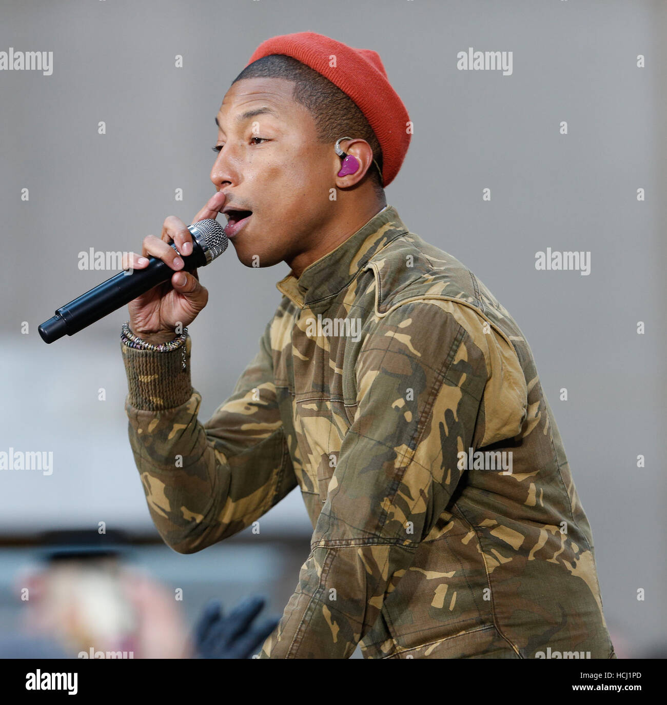 New York, Stati Uniti d'America. 09Dec, 2016. Pharrell Williams esegue brani dal 'nascosto figure' soundtrack, live sulla Today Show. © foto di accesso/Alamy Live News Foto Stock