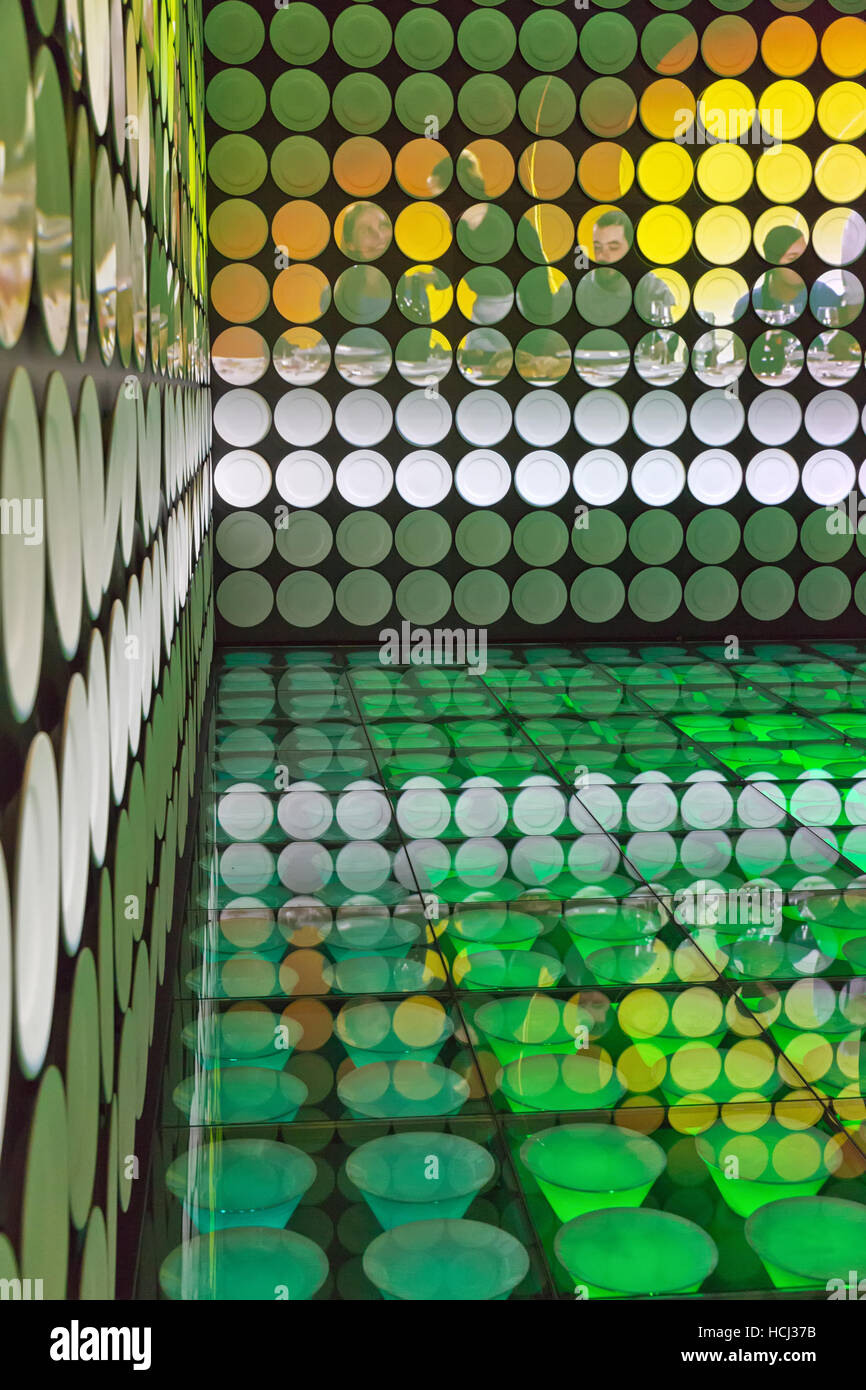 Milano, Italia - Settembre 2015: piastre di cibo visualizzato su illuminazione interna sala del Padiglione spagnolo all'Expo 2015. Il tema dell'Universal Exposi Foto Stock