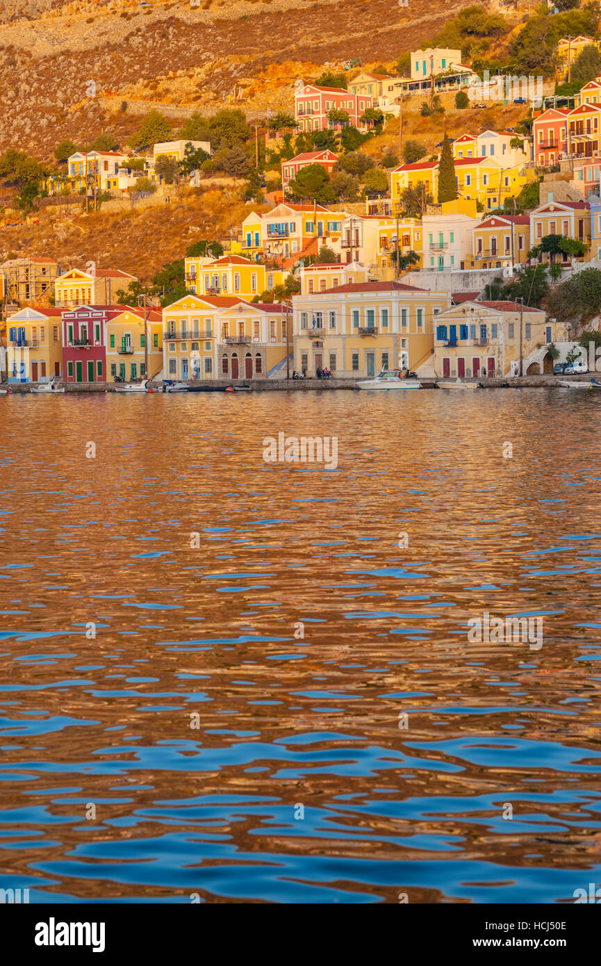 Il porto Symi grecia nel Dodecaneso al tramonto. Foto Stock