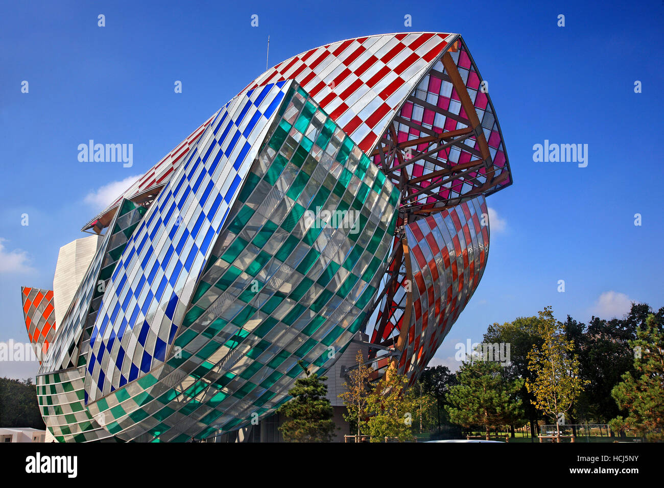 La Louis Vuitton Foundation (architetto Frank Gehry) nella foresta Boulonge (Bois de Boulogne), Parigi, Francia Foto Stock