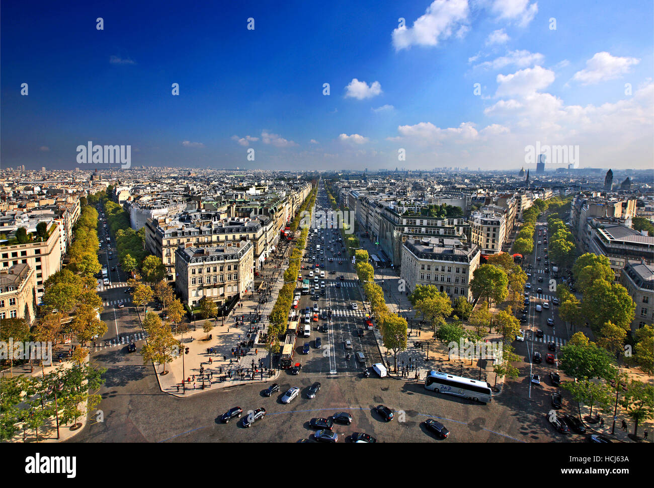 Gli Champs-Élysées come si vede dall'Arc de Triomphe (Arco di Trionfo), Parigi, Francia. Foto Stock