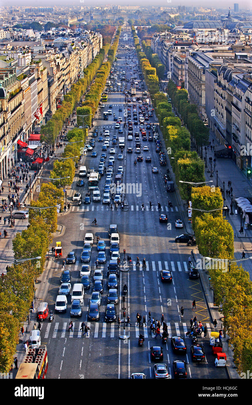 Gli Champs-Élysées come si vede dall'Arc de Triomphe (Arco di Trionfo), Parigi, Francia. Foto Stock