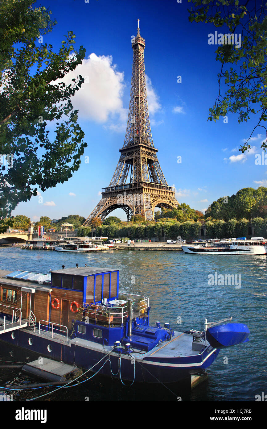 Vecchio riverboat utilizzato come residenza sul fiume Senna, Parigi, Francia. Sullo sfondo la torre Eiffel. Foto Stock