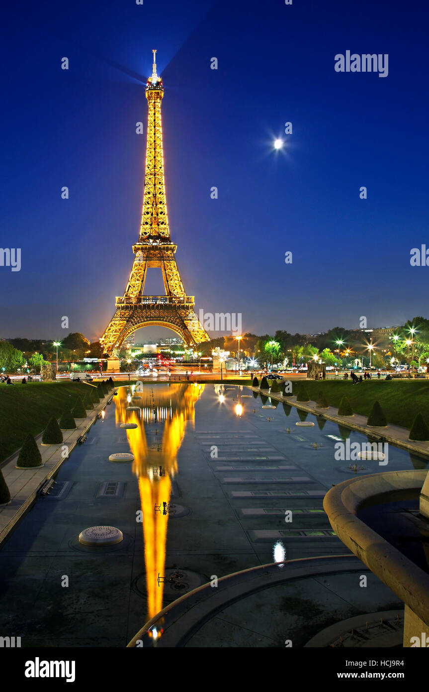 La torre Eiffel riflessa nelle fontane dei giardini Trocadero, Parigi, Francia. Vista dal Palais de Chaillot. Foto Stock